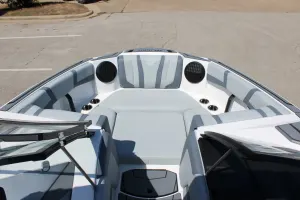 2027 Malibu 21 LX Icon
