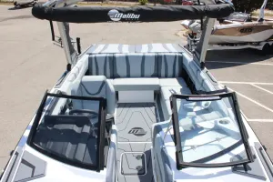 2027 Malibu 21 LX Icon