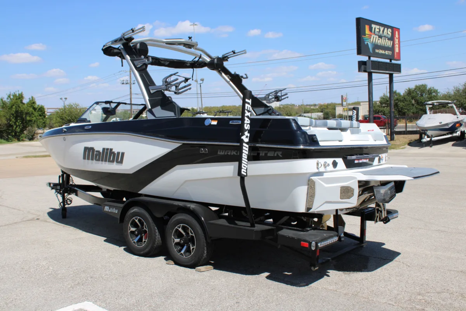 2027 Malibu 21 LX