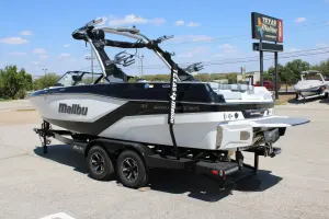 2027 Malibu 21 LX Icon