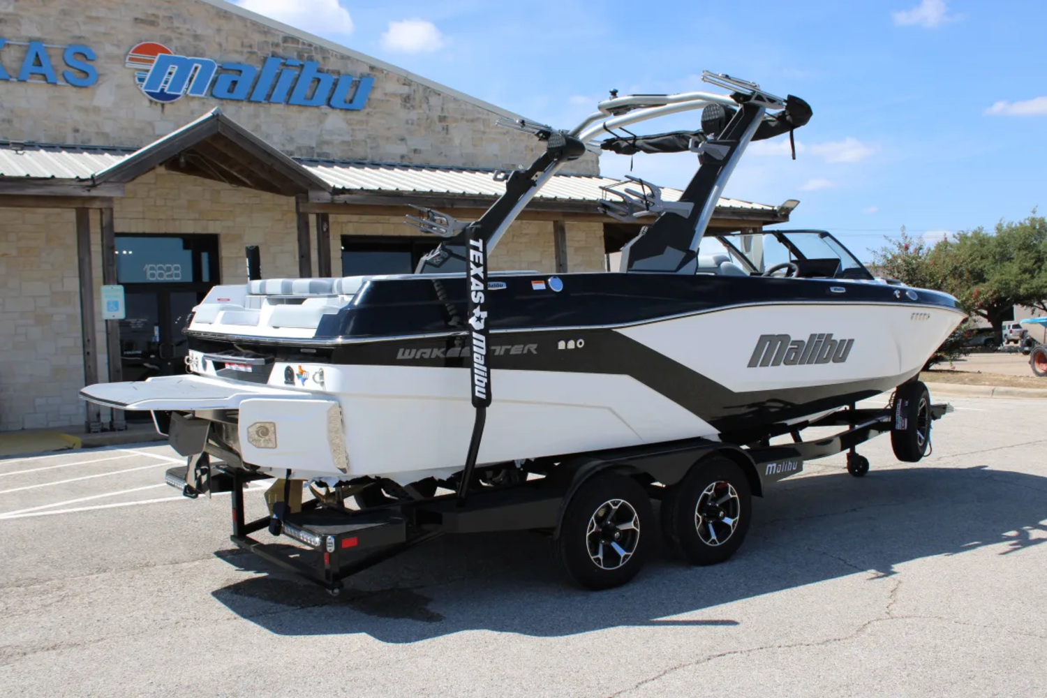 2027 Malibu 21 LX