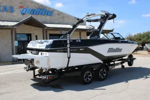 2027 Malibu 21 LX Icon
