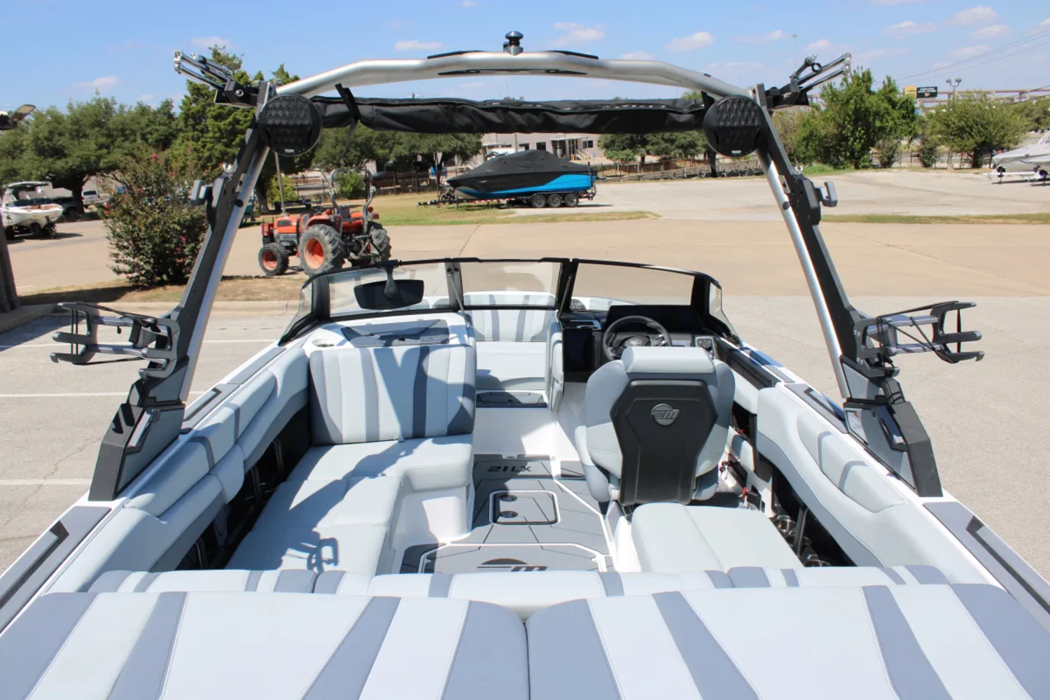 2027 Malibu 21 LX