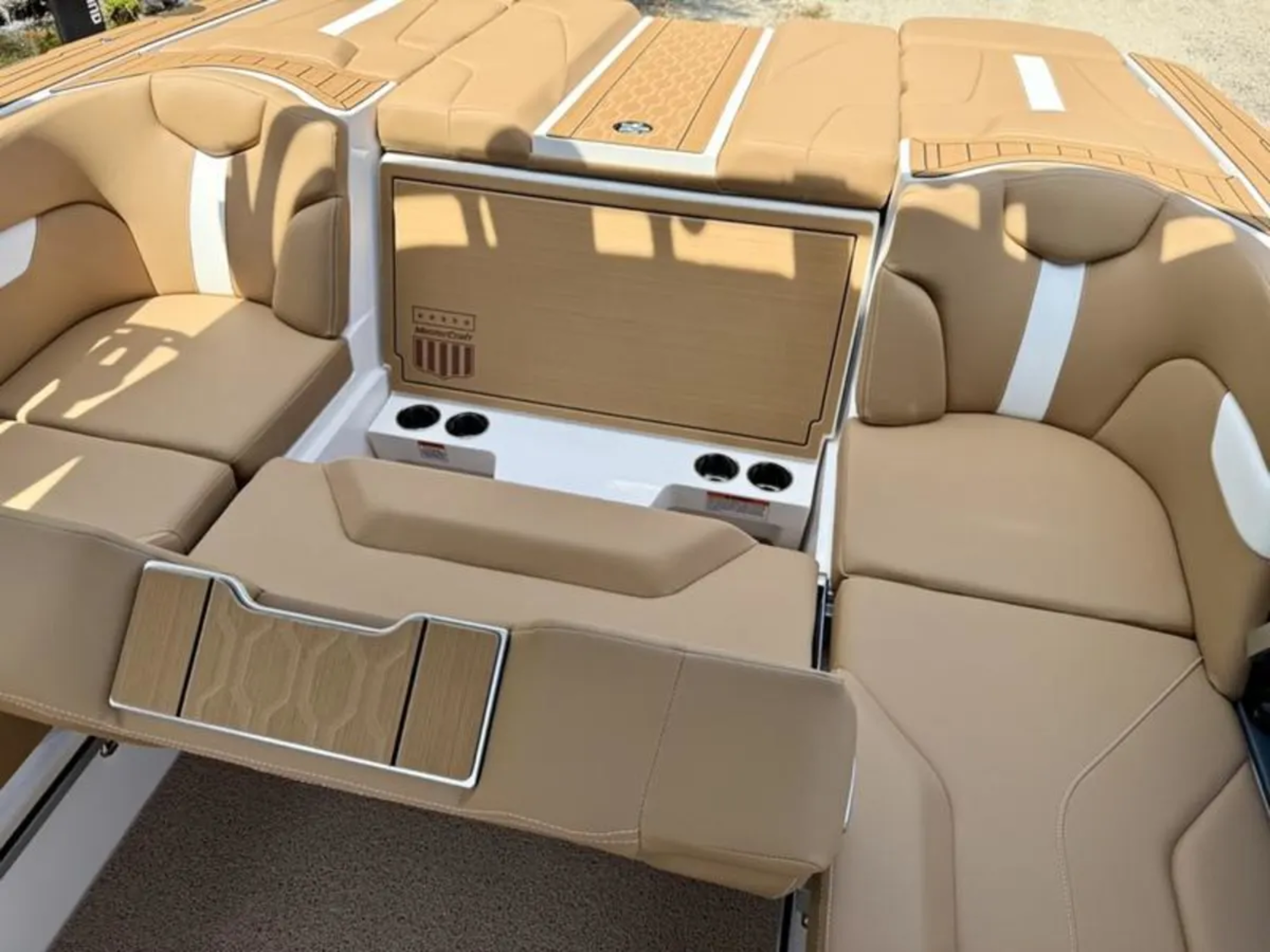2027 MasterCraft XT22 
