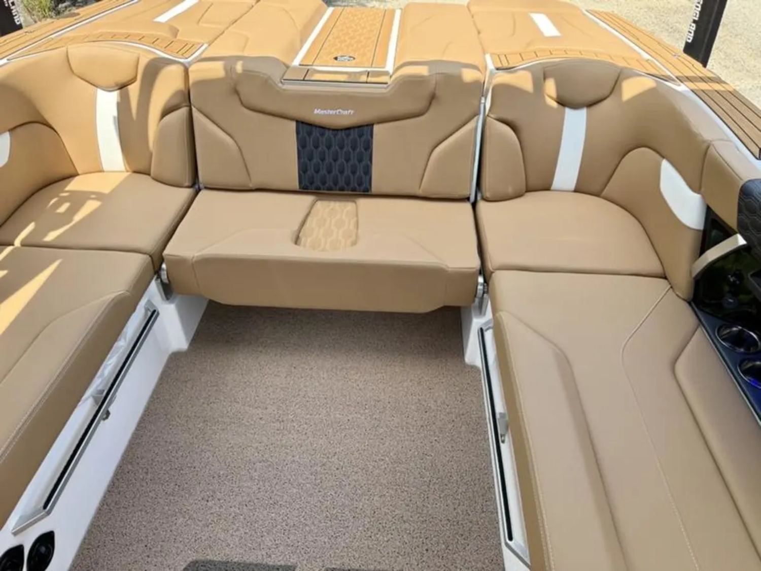 2027 MasterCraft XT22 