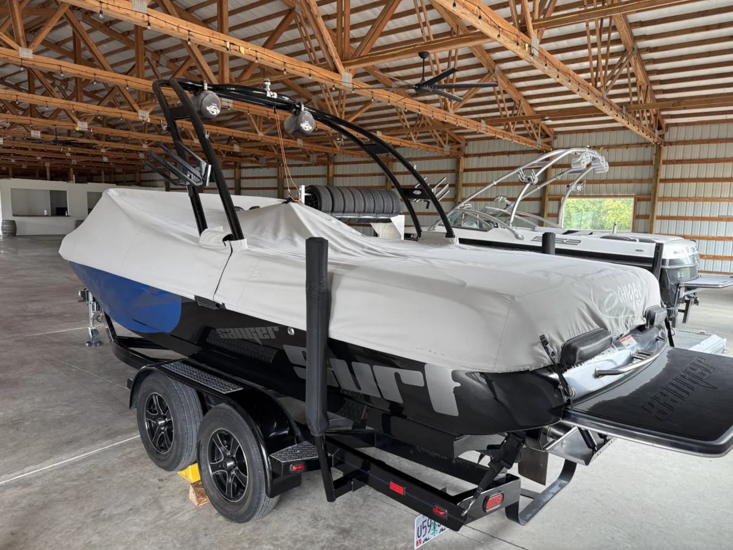 2016 Sanger Surf V237 Wakeboard Boat