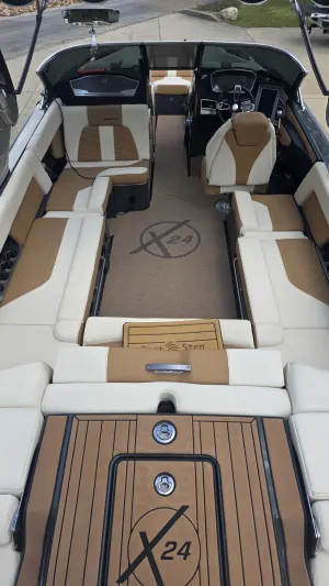 2021-mastercraft-x24-146324-image2.webp
