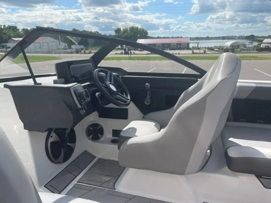2018-malibu-wakesetter-vlx-146461-image7.webp