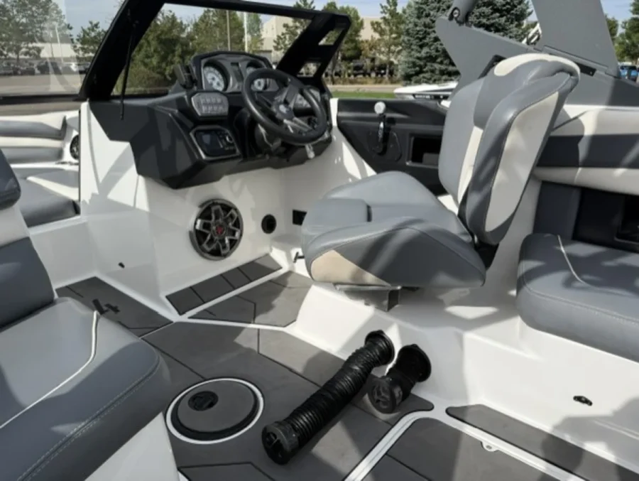 2019-axis-a24-146463-image10.webp