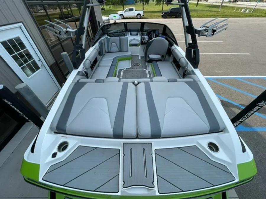 2017-malibu-wakesetter-vlx-146466-image4.webp