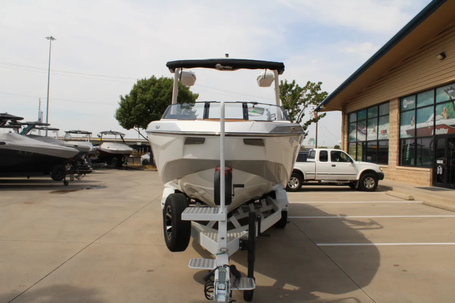 2027 Malibu 25 LSV