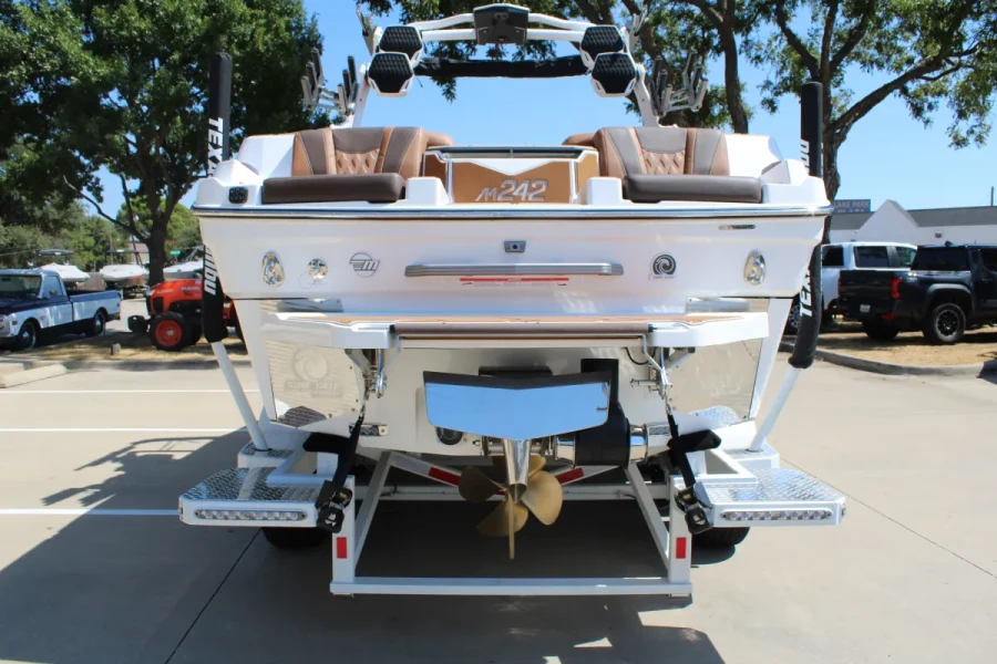 2027-malibu-m242-146511-image7.webp