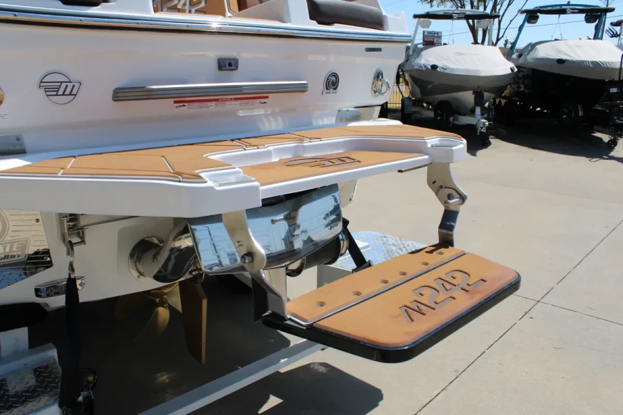 2027-malibu-m242-146511-image8.webp