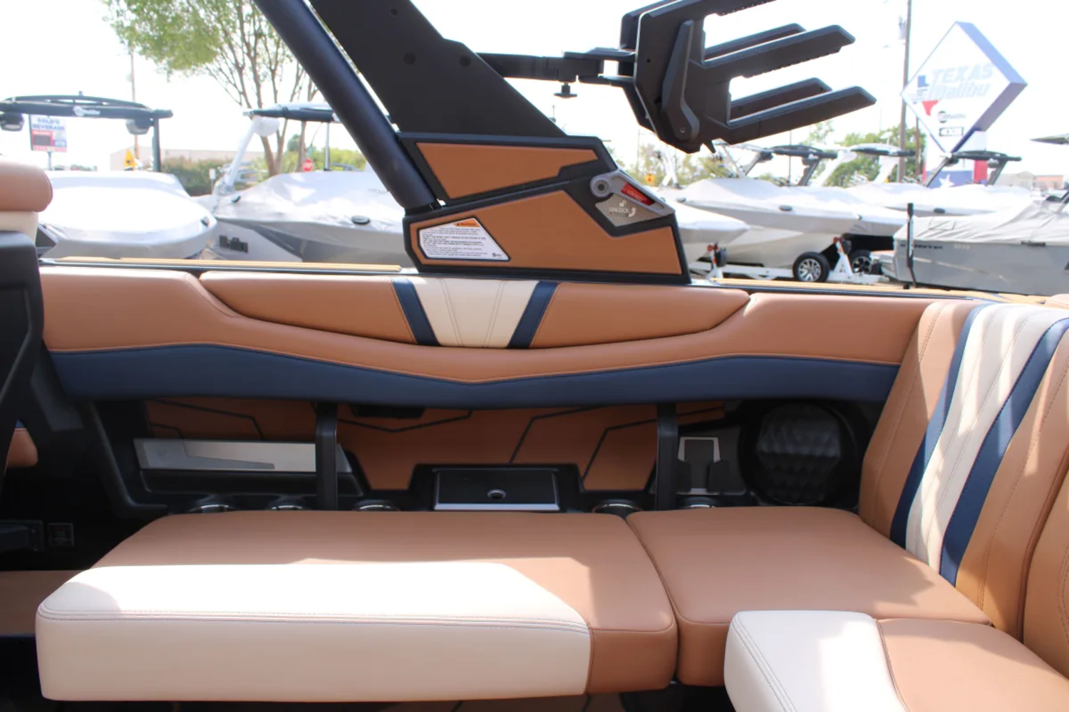 2027 Malibu 22 LSV
