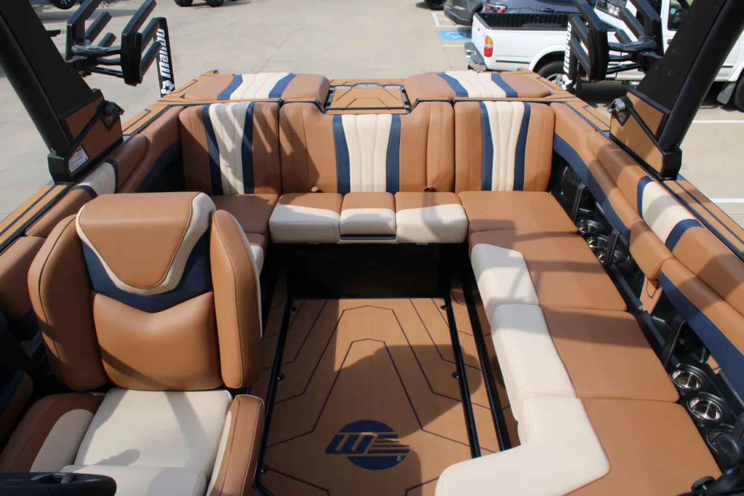 2027 Malibu 22 LSV
