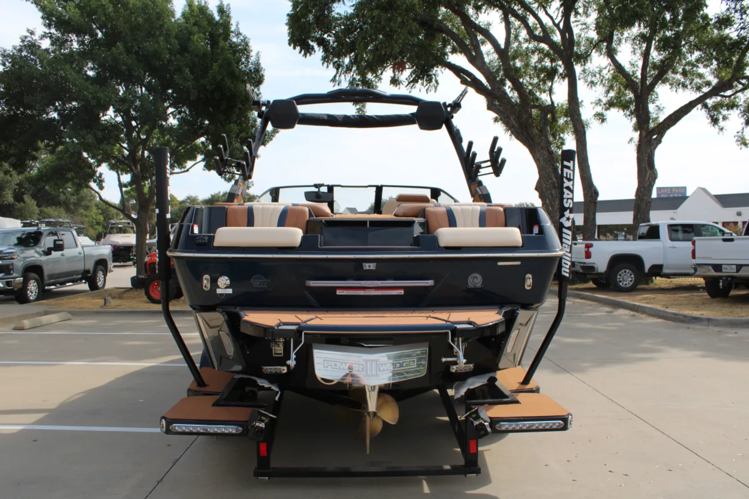 2027 Malibu 22 LSV