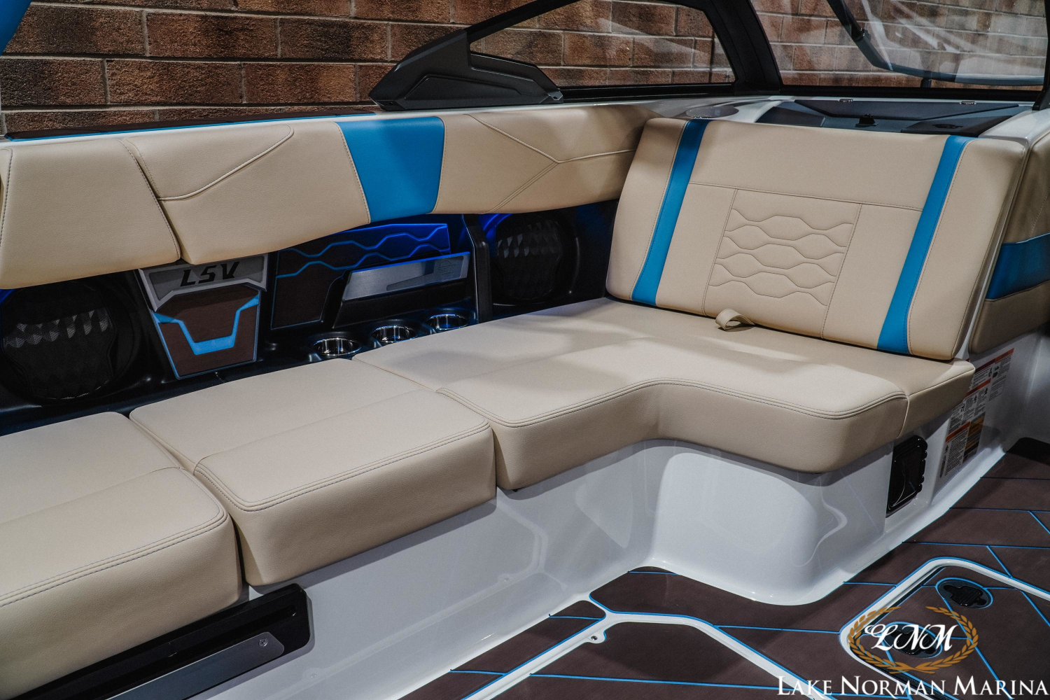 2027 Malibu 23 LSV