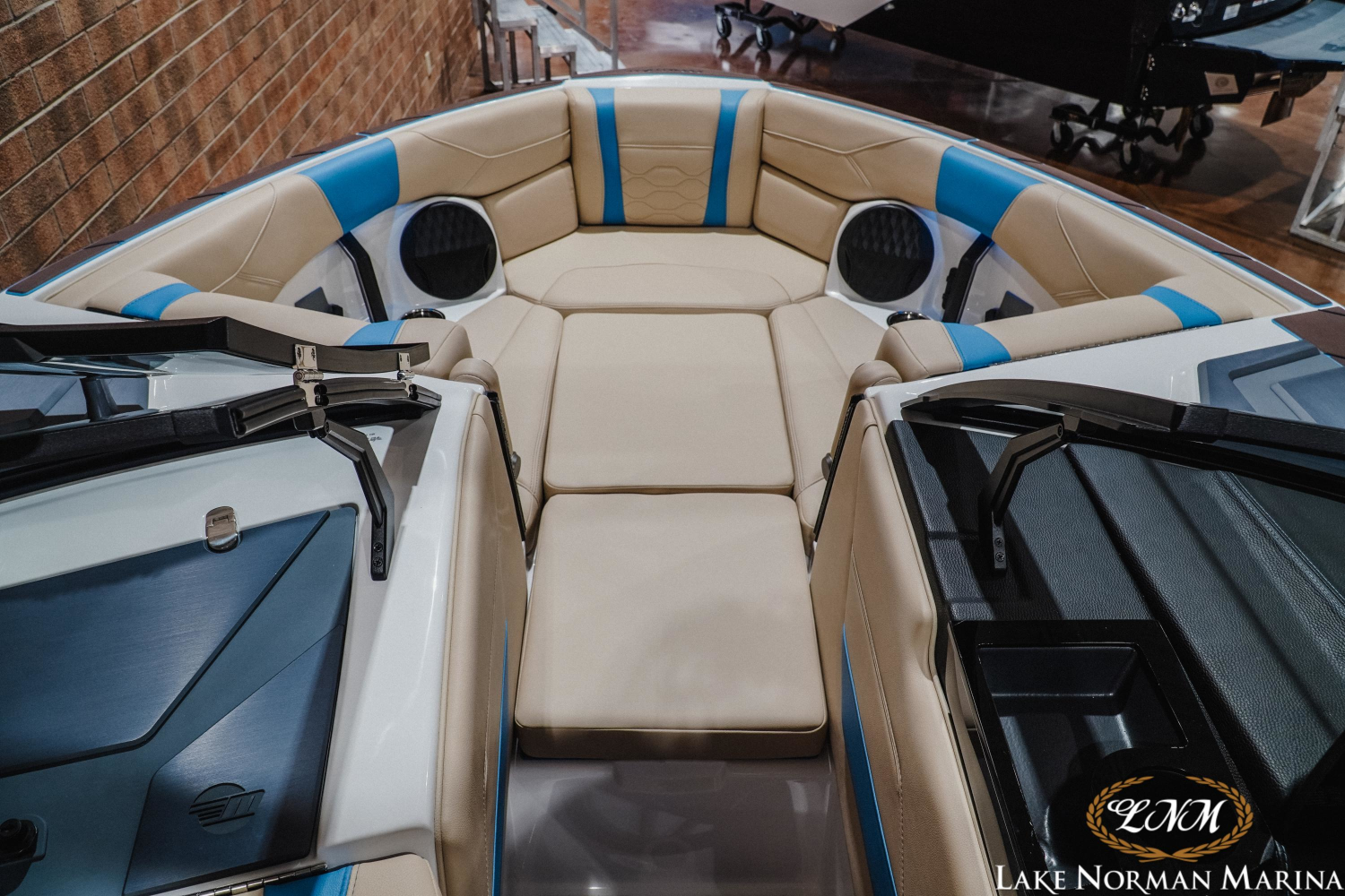 2027 Malibu 23 LSV