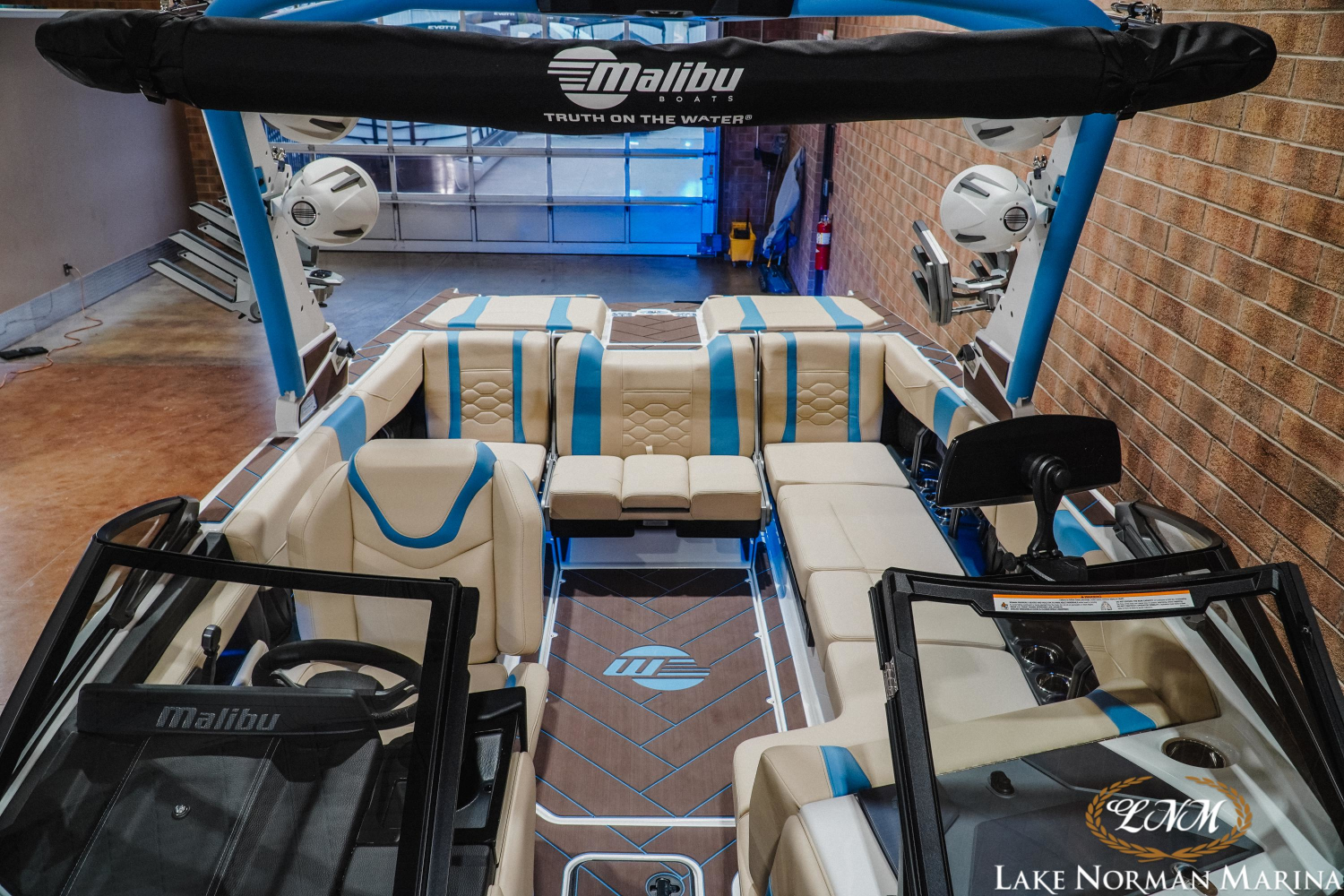 2027 Malibu 23 LSV