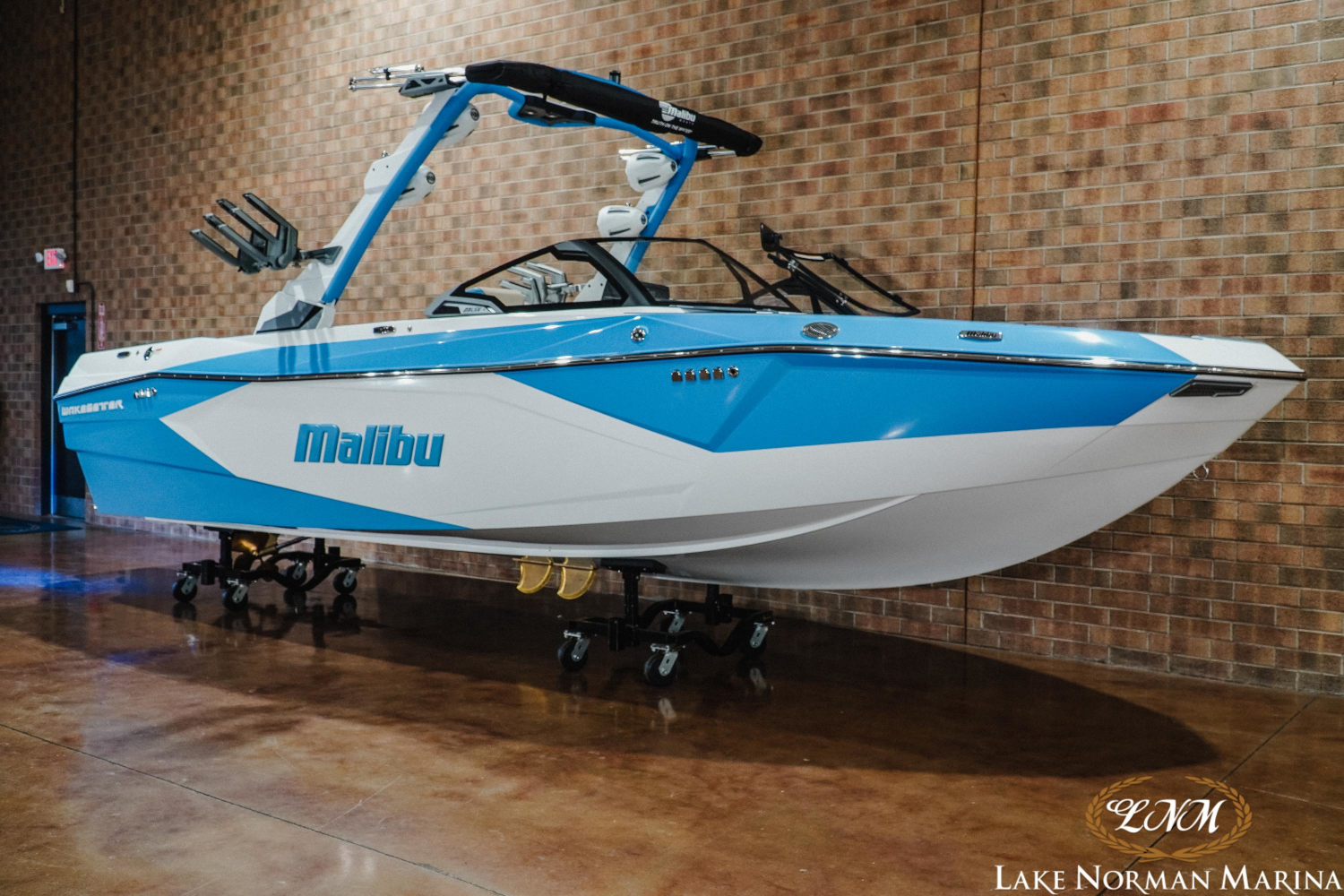 2027 Malibu 23 LSV