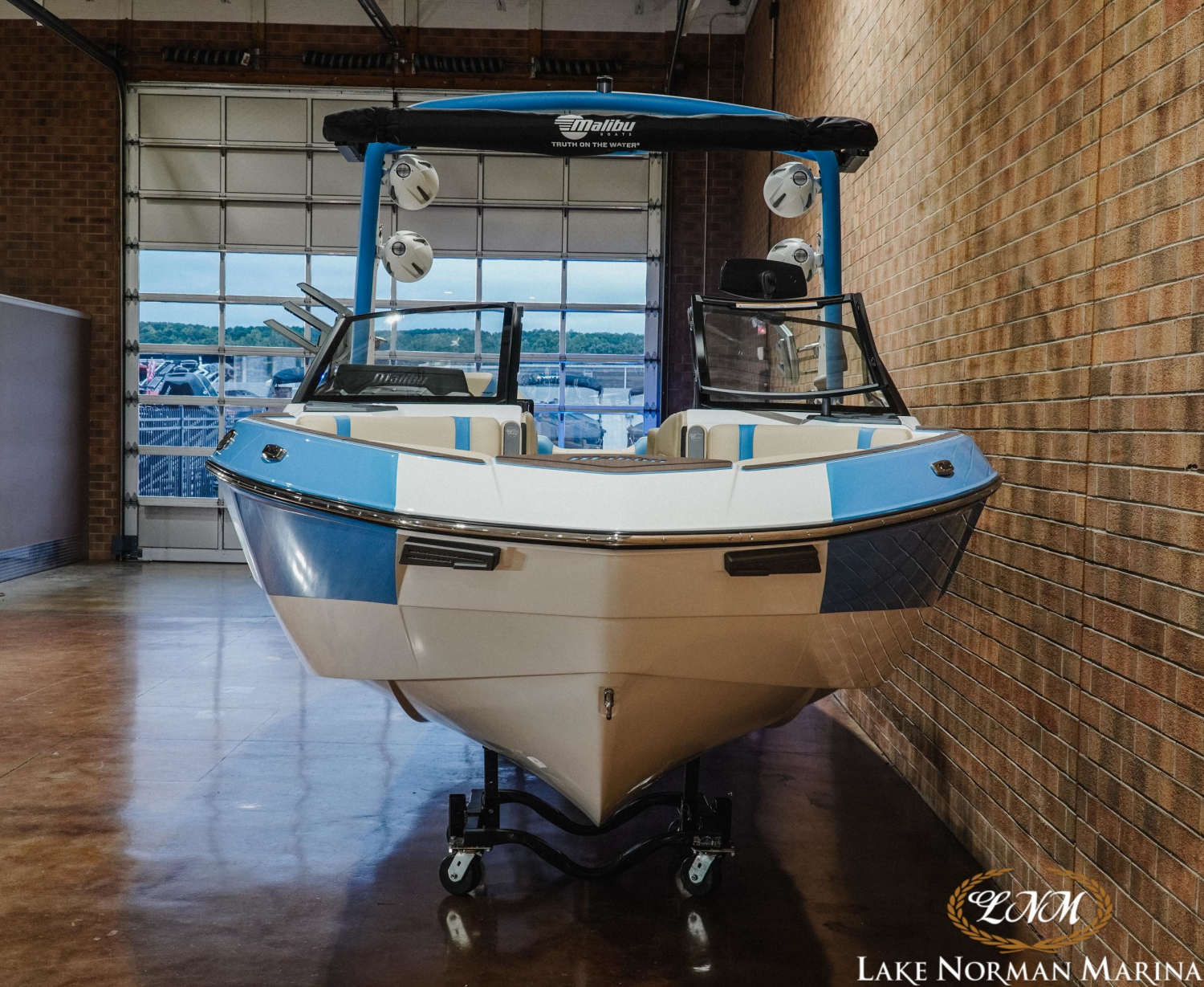2027 Malibu 23 LSV