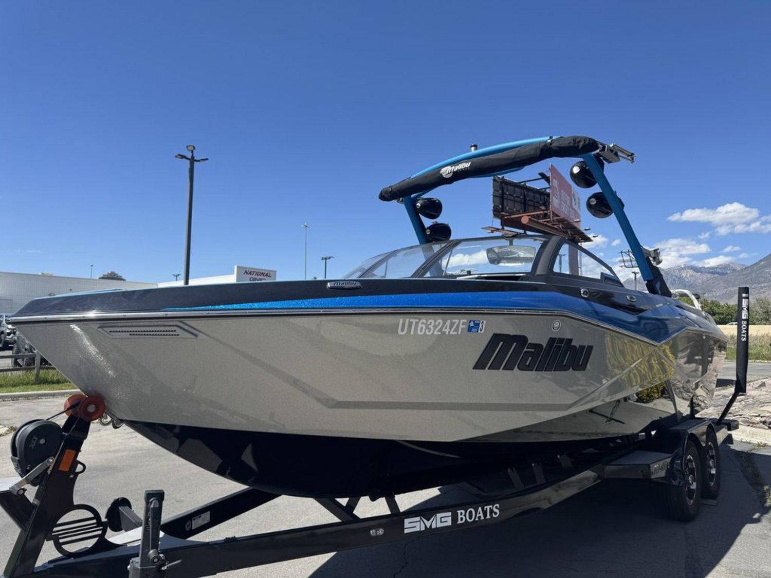 2022 Malibu Boats 25 LSV