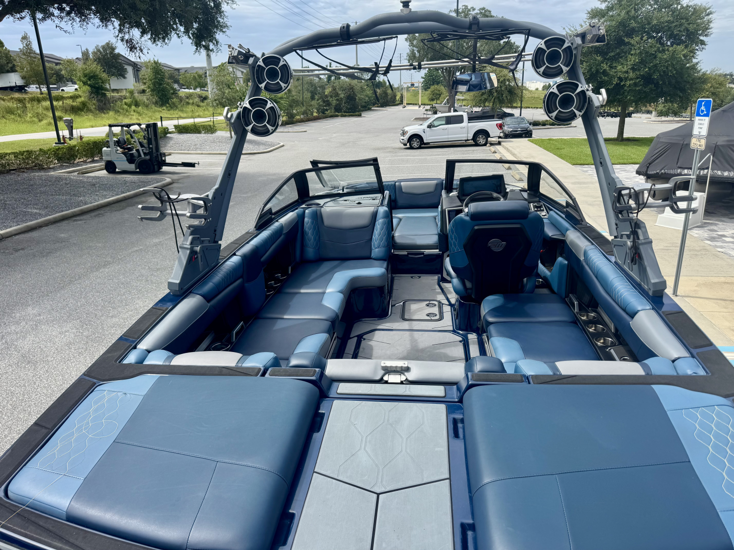2021 Malibu M220