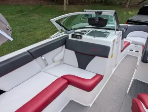 2017-mastercraft-xt23-146637-image10.webp