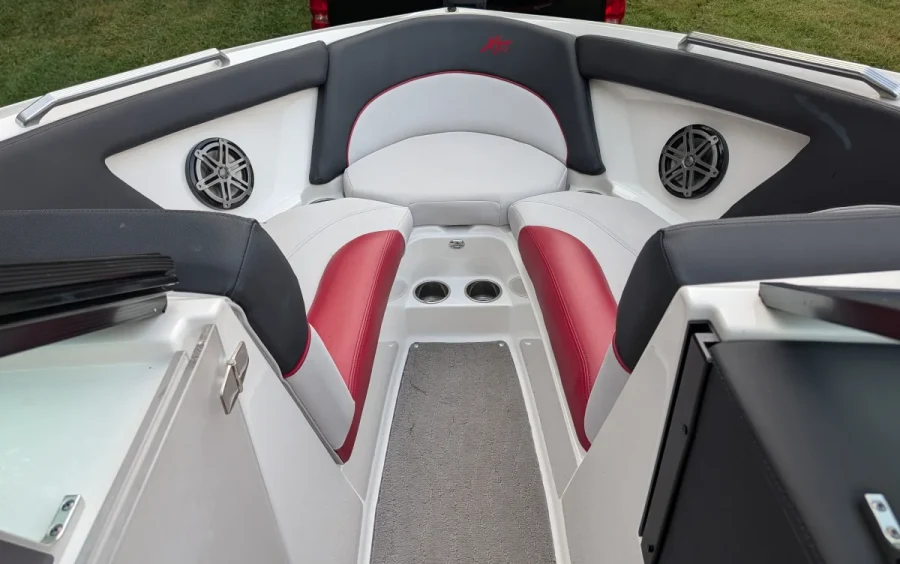 2017-mastercraft-xt23-146637-image8.webp