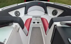 2017-mastercraft-xt23-146637-image8.webp