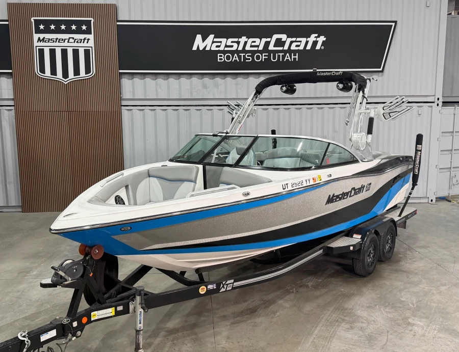 2017-mastercraft-xt23-145038-image13