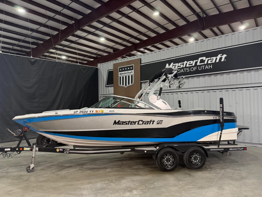 2017-mastercraft-xt23-145038-image14