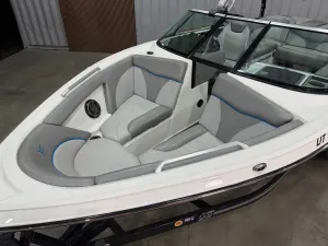 2017-mastercraft-xt23-145038-image15