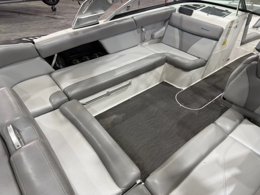 2017-mastercraft-xt23-145038-image19