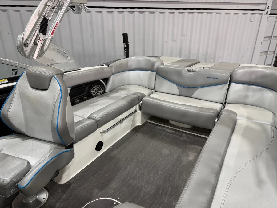2017-mastercraft-xt23-145038-image22