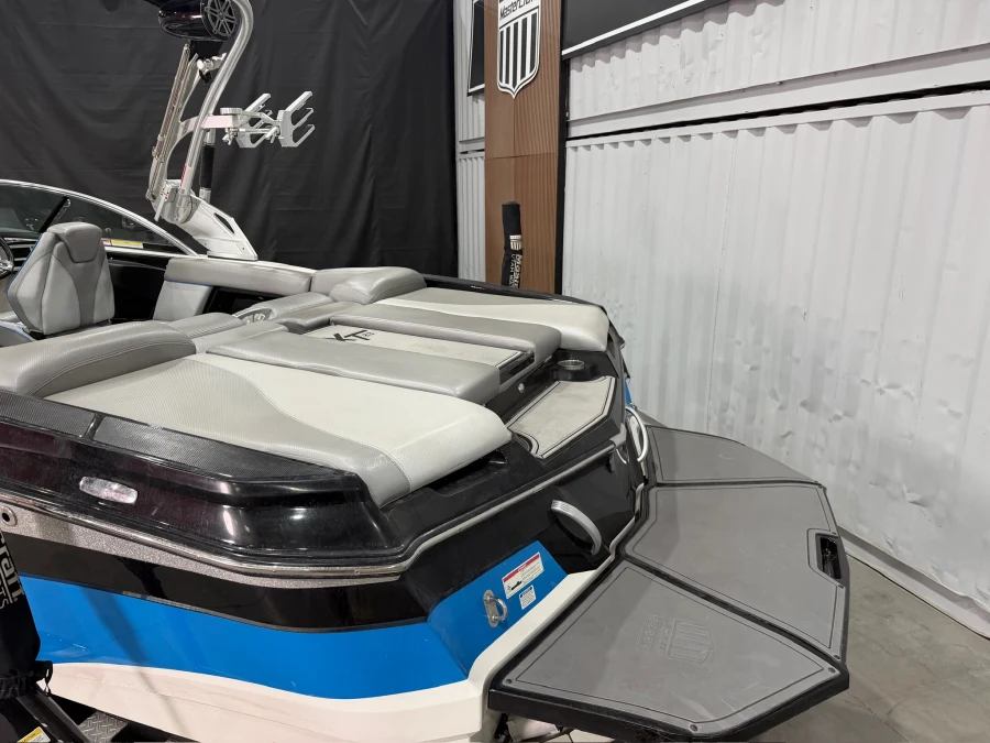 2017-mastercraft-xt23-145038-image4