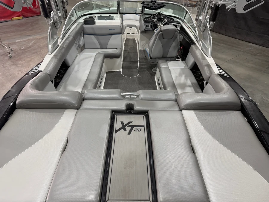 2017-mastercraft-xt23-145038-image5