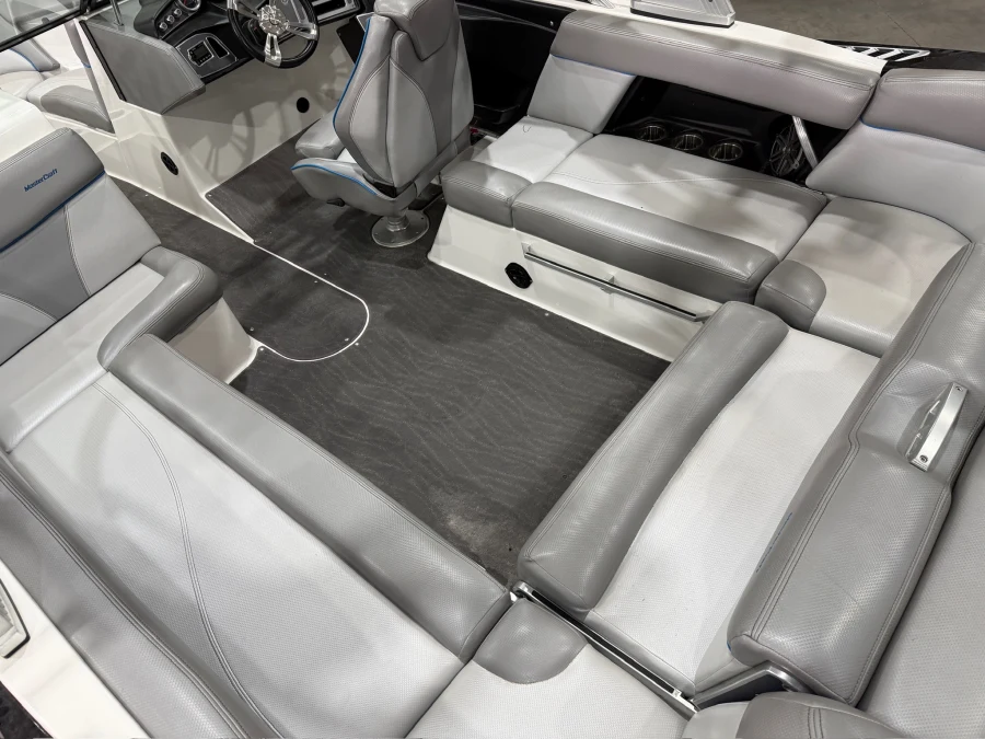 2017-mastercraft-xt23-145038-image6