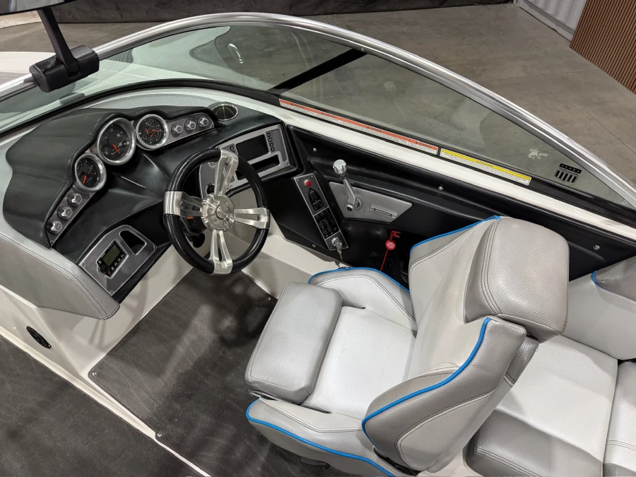 2017-mastercraft-xt23-145038-image8