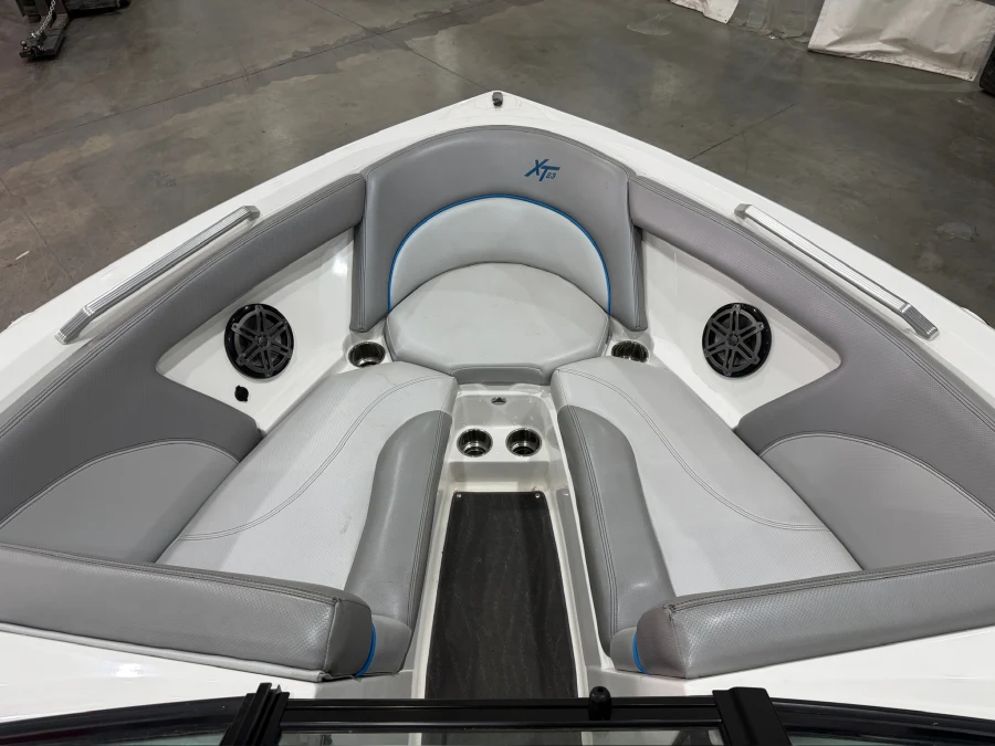 2017-mastercraft-xt23-145038-image9
