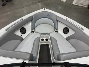2017-mastercraft-xt23-145038-image9