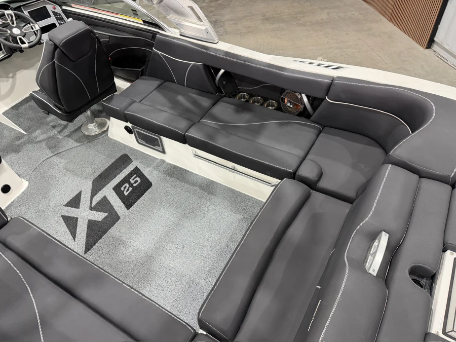 2019-mastercraft-xt25-145039-image6