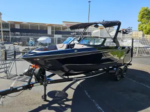 2027-mastercraft-xt23-145043-image4