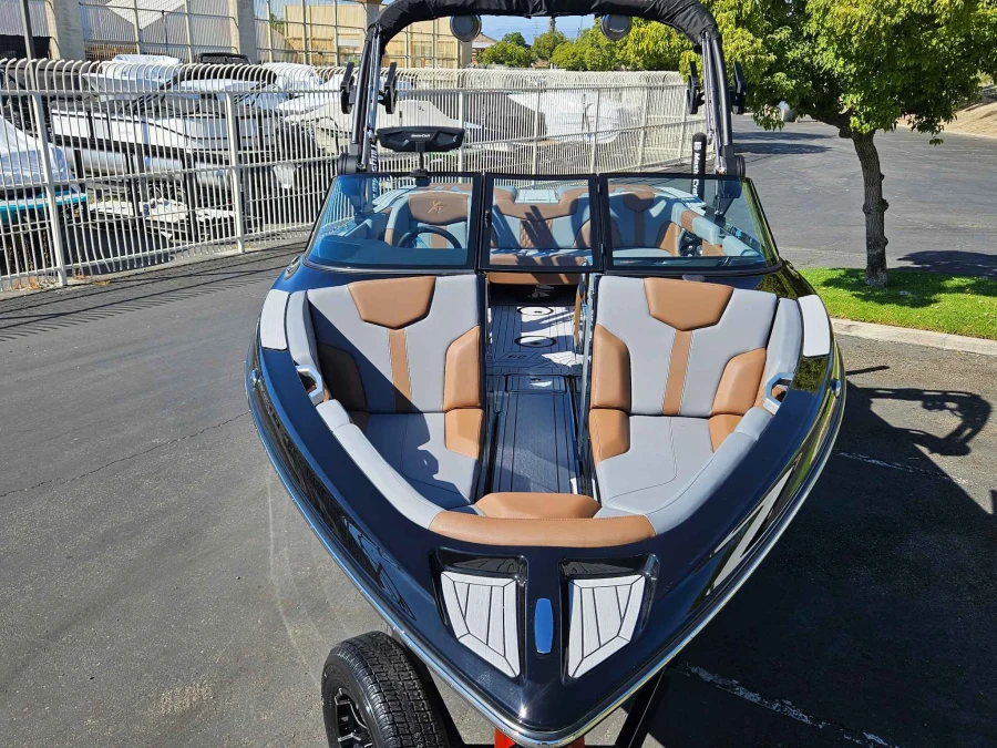 2027-mastercraft-xt23-145043-image5