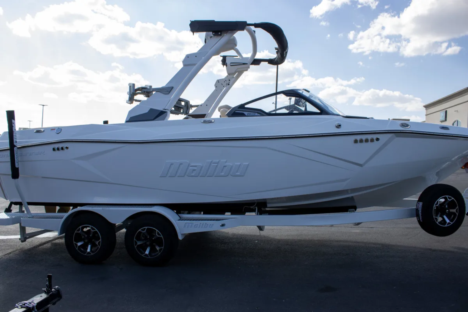 2027 Malibu 23 LSV