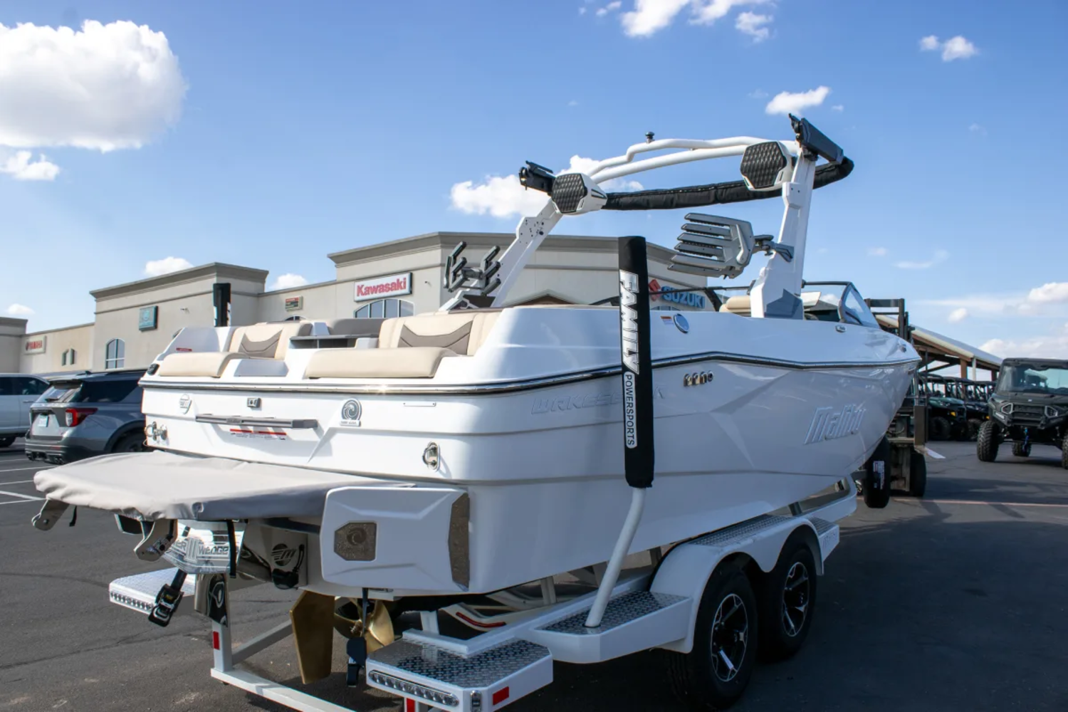 2027 Malibu 23 LSV