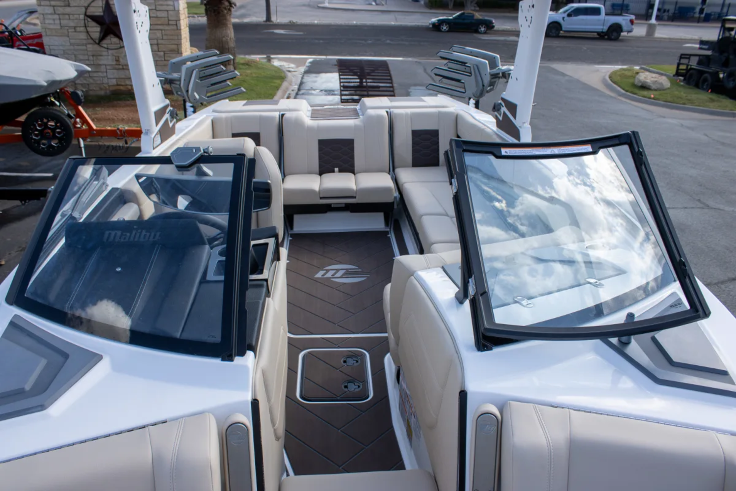 2027 Malibu 23 LSV