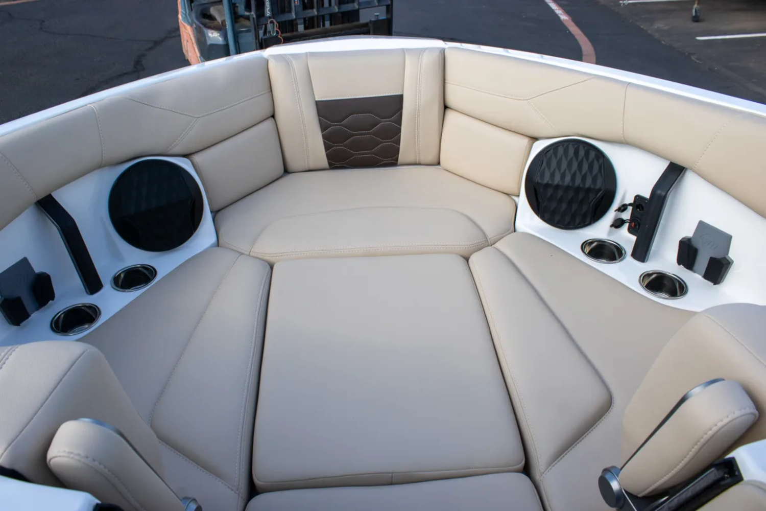 2027 Malibu 23 LSV