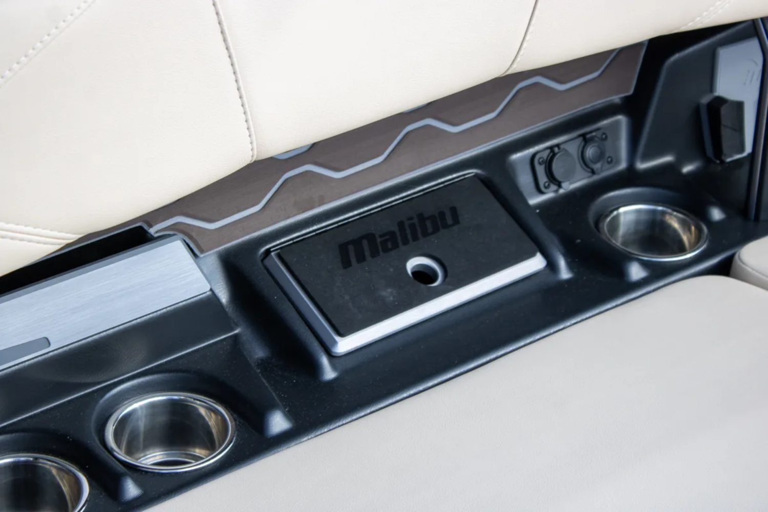 2027 Malibu 23 LSV