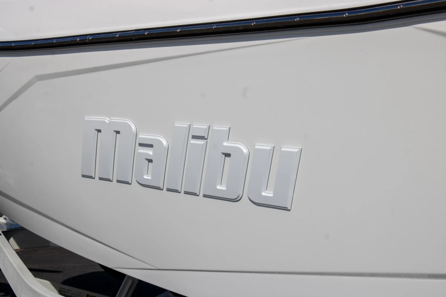 2027 Malibu 23 LSV